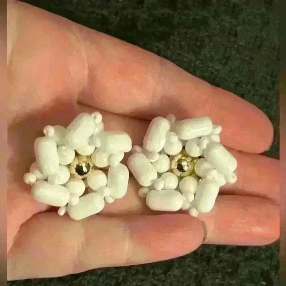 Pair of vintage white glass beaded flower clip on earrings - Picture 3 of 3